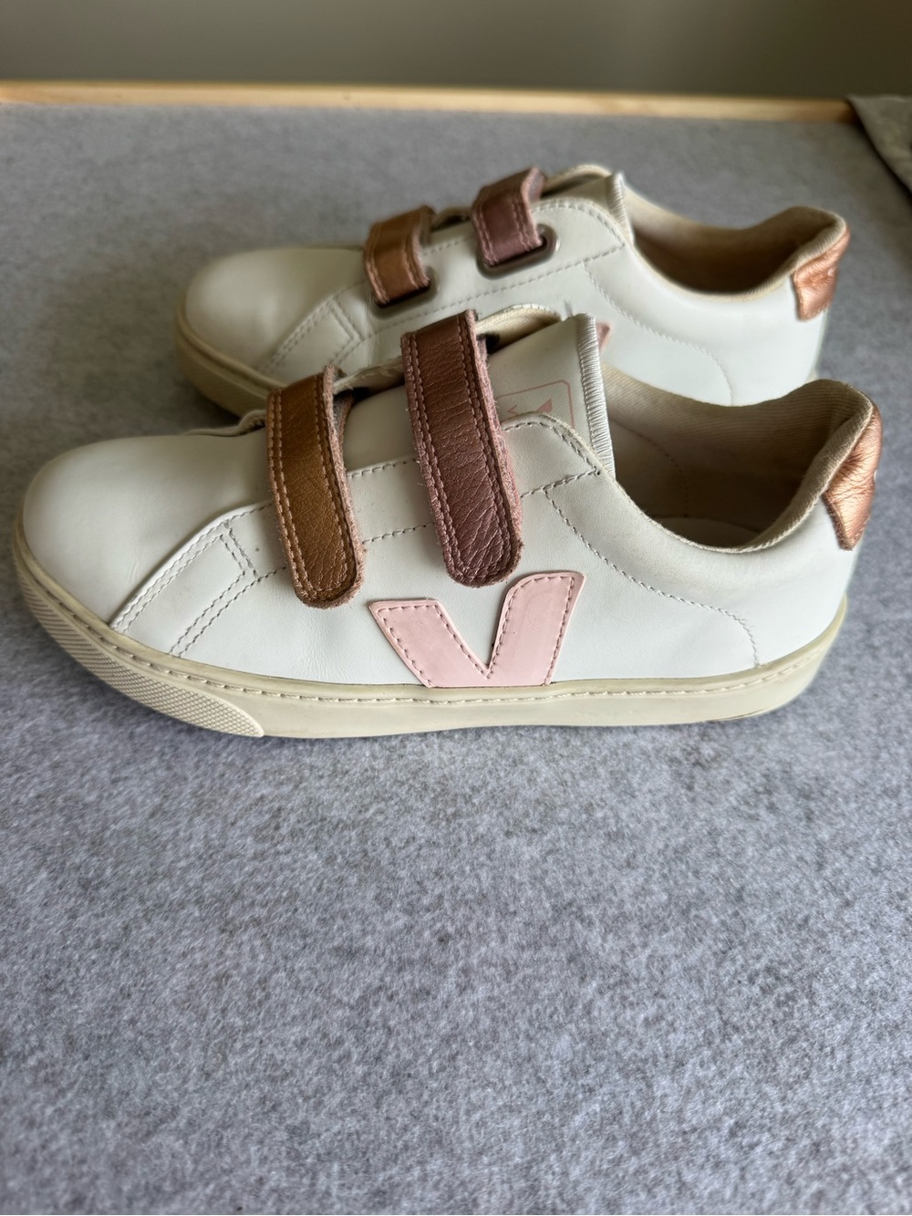 Veja Girls Sneakers Size 4 - Picture 2 of 8